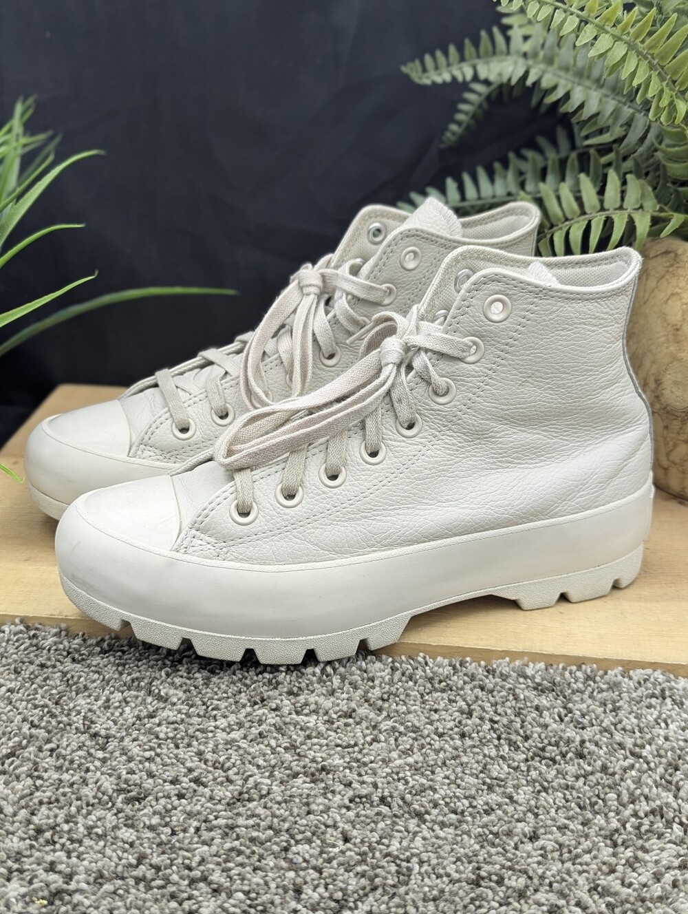 Converse Chuck Taylor All Star Rugged Sole Women's Size 8.5 Leather Shoes Hiking